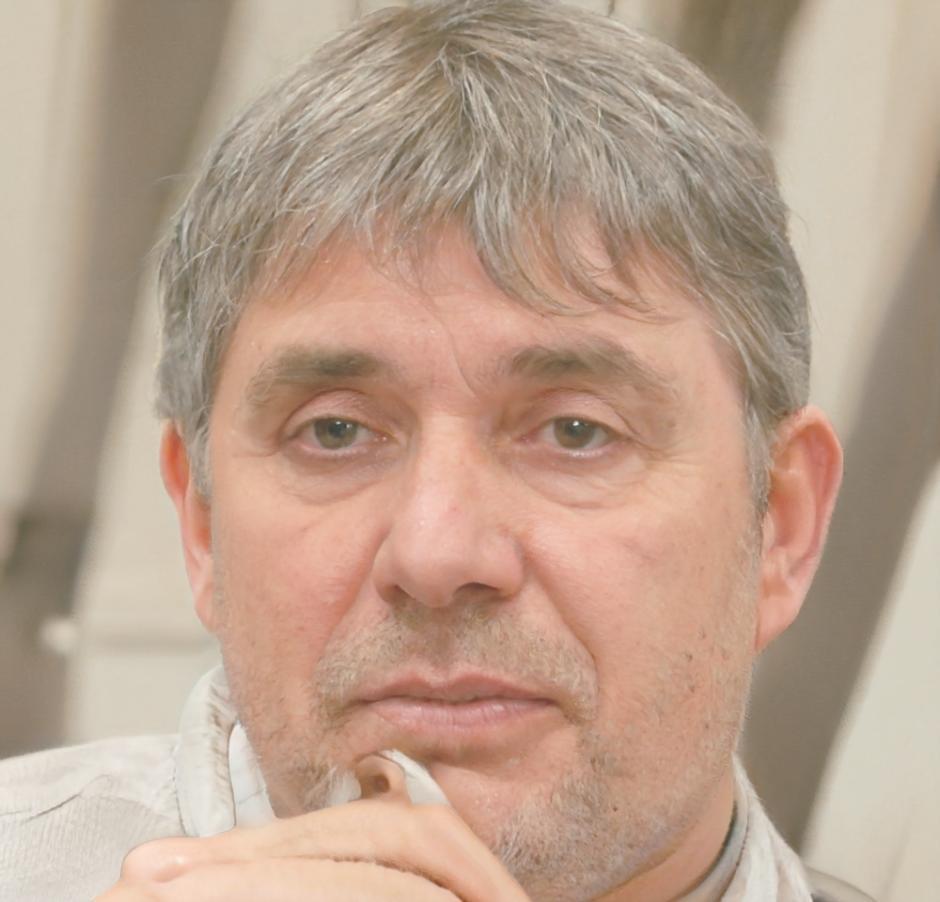 Professional headshot of experienced educational consultant specializing in financial curriculum development